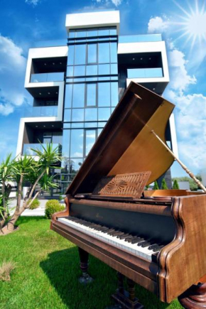 Отель Boudoir Tropical Apartments  Мамая